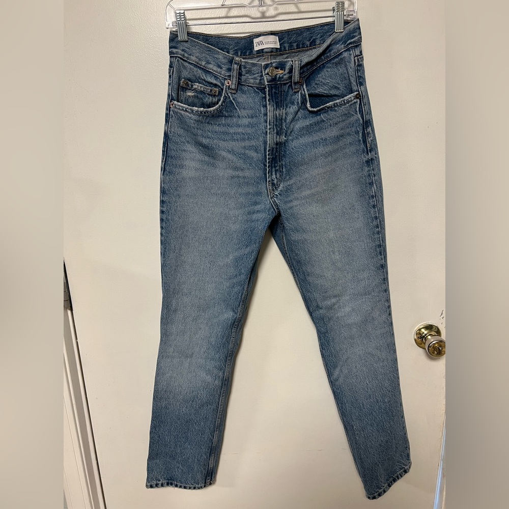Zara Women’s high rise distressed jeans size 6